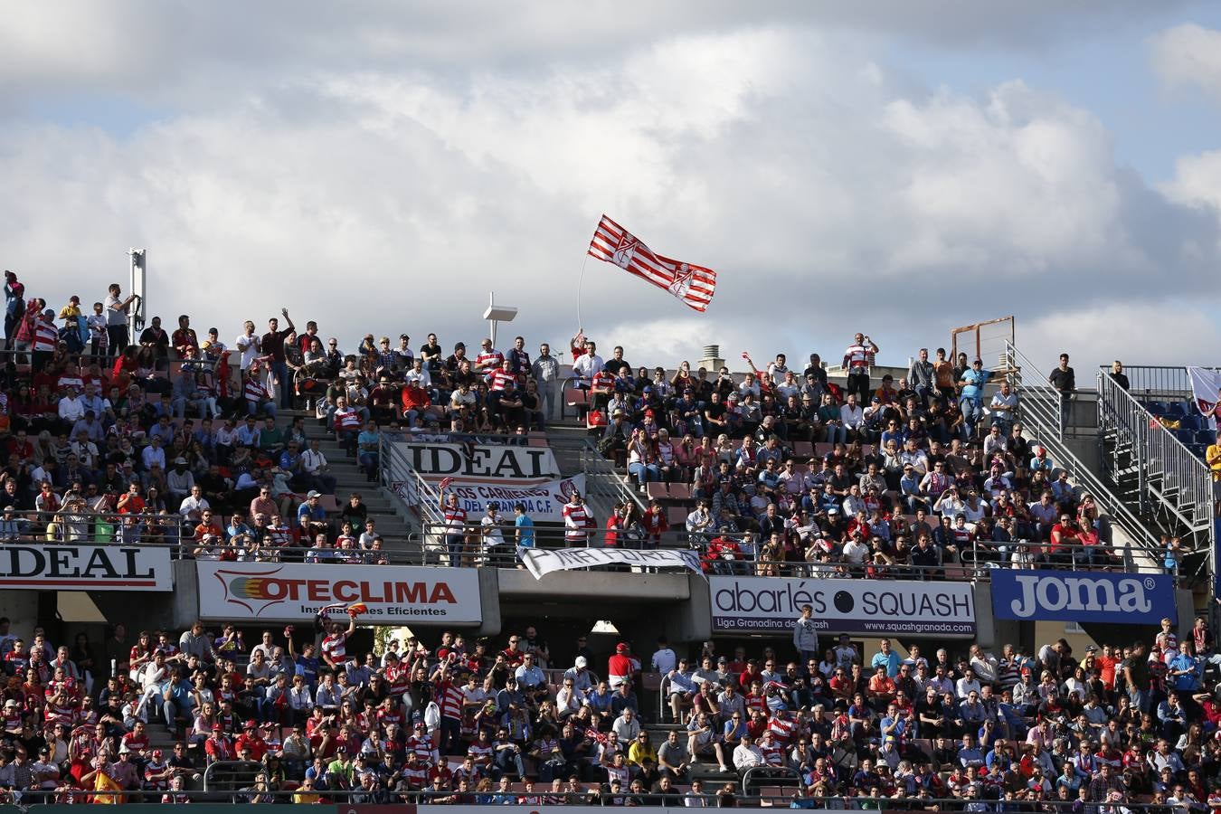 El ambiente en Los Cármenes en el Granada-Barça