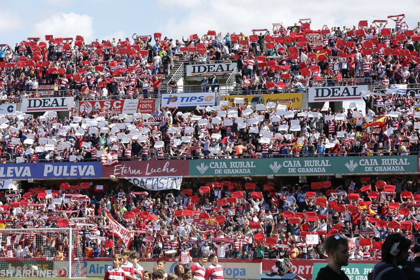 El ambiente en Los Cármenes en el Granada-Barça