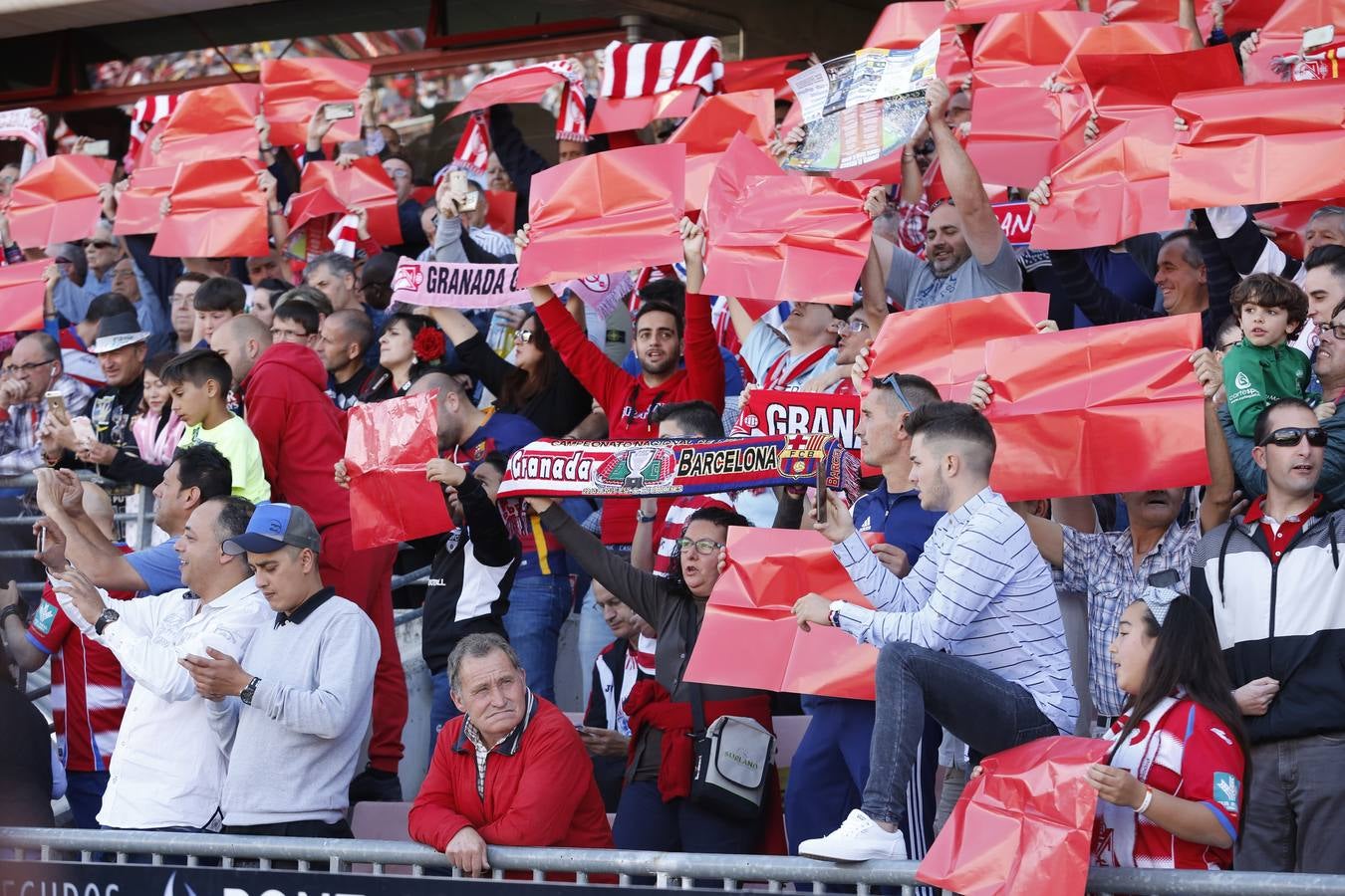 El ambiente en Los Cármenes en el Granada-Barça