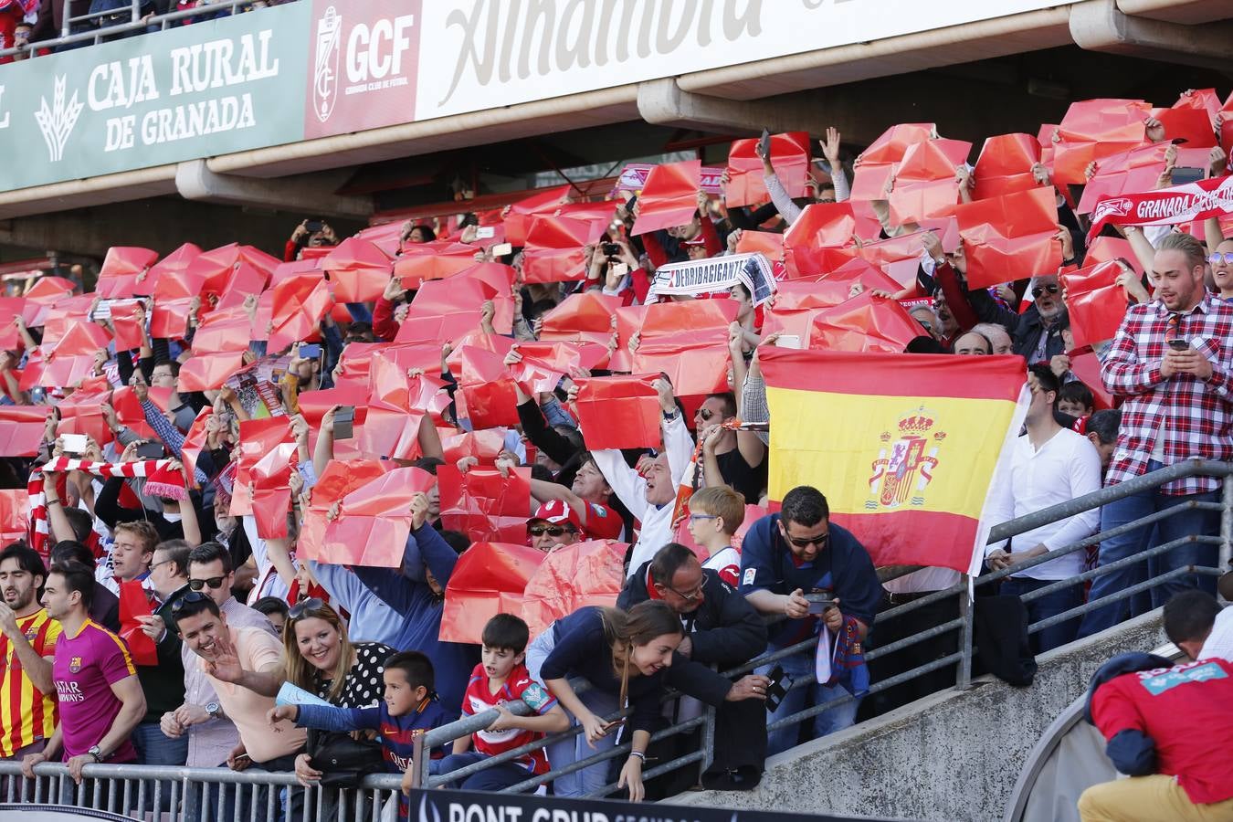 El ambiente en Los Cármenes en el Granada-Barça