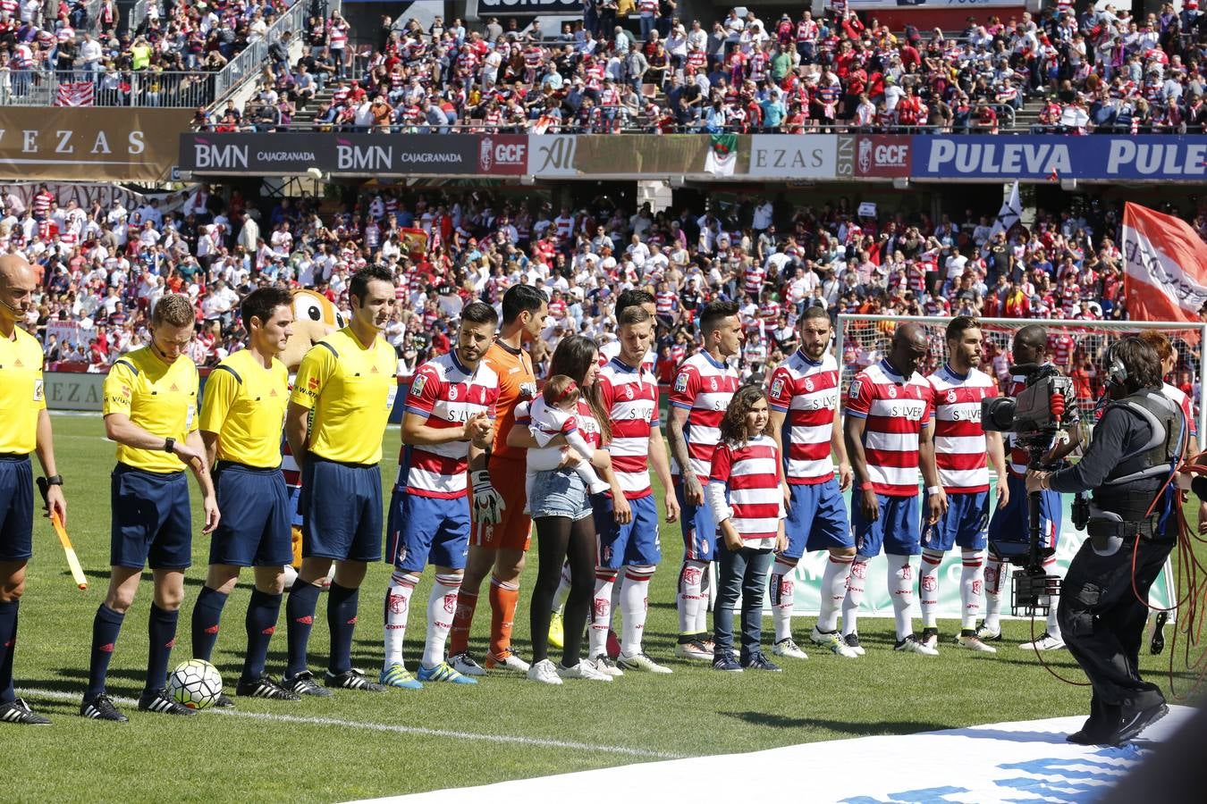 El ambiente en Los Cármenes en el Granada-Barça