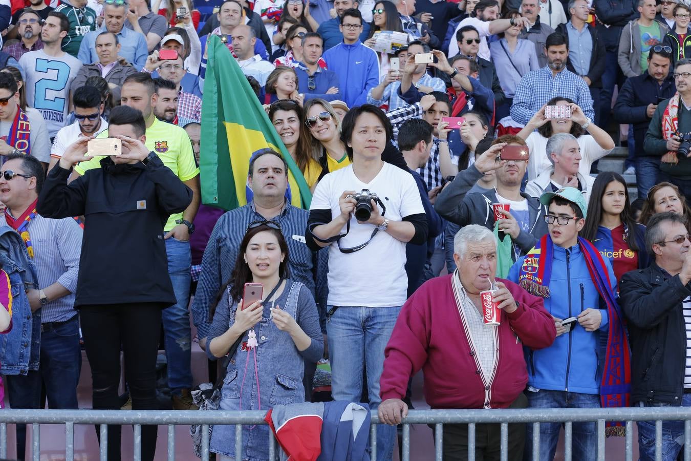 El ambiente en Los Cármenes en el Granada-Barça