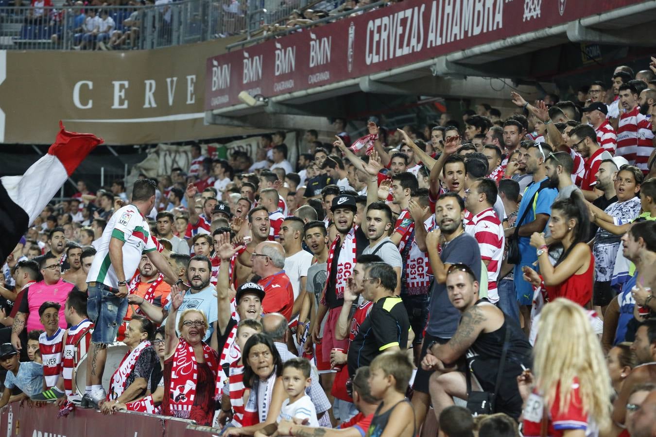 El ambiente en Los Cármenes en el primer partido de Liga