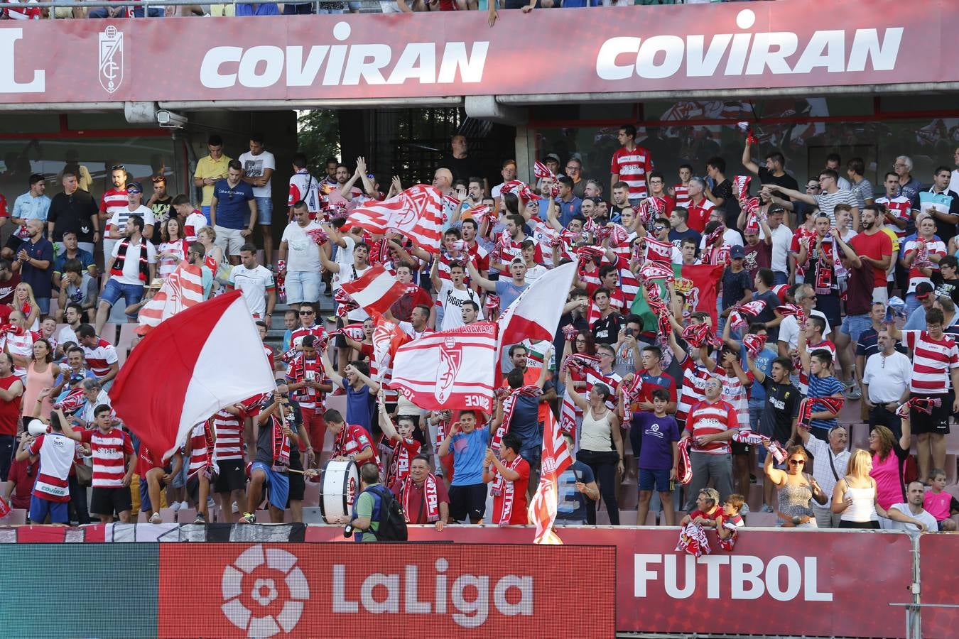 El ambiente en Los Cármenes en el primer partido de Liga