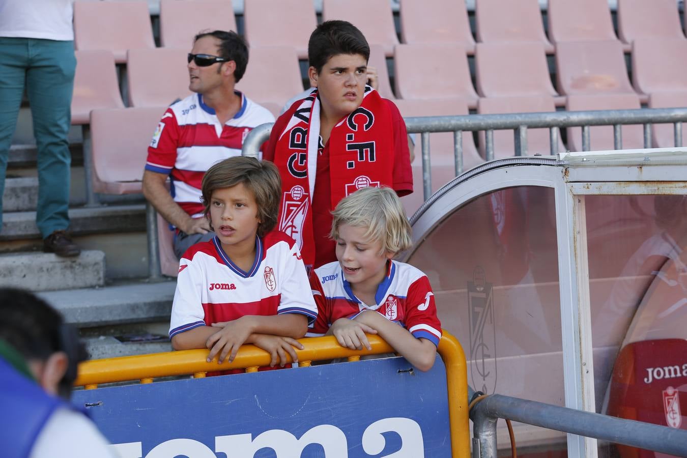 El ambiente en Los Cármenes en el primer partido de Liga