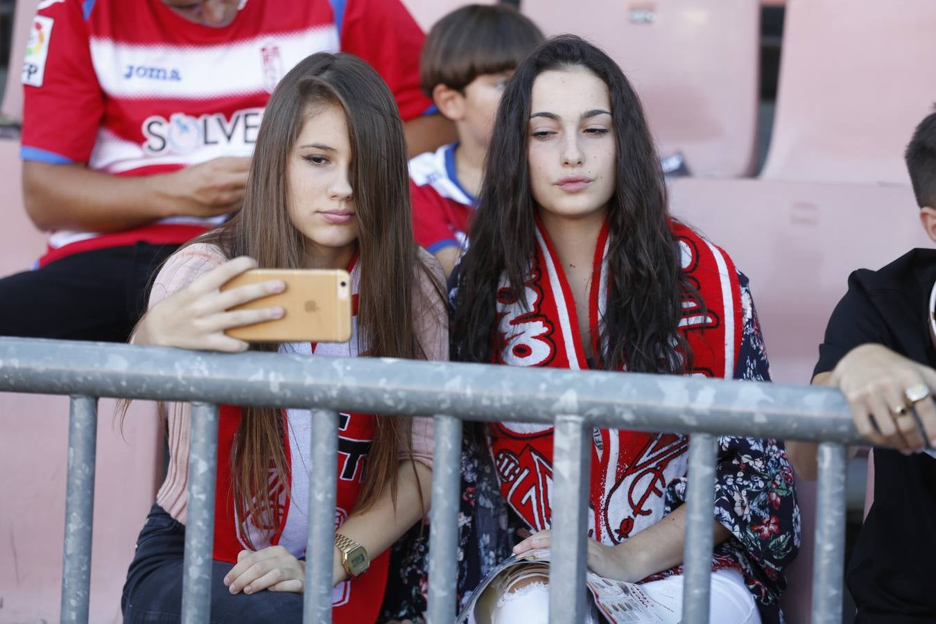 El ambiente en Los Cármenes en el primer partido de Liga