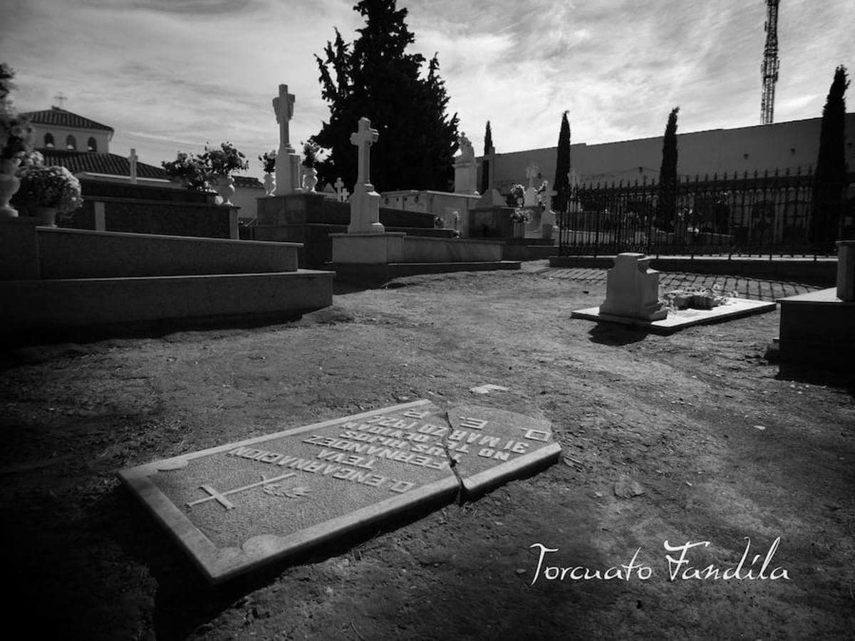 Cementerio en el día de Todos los Santos