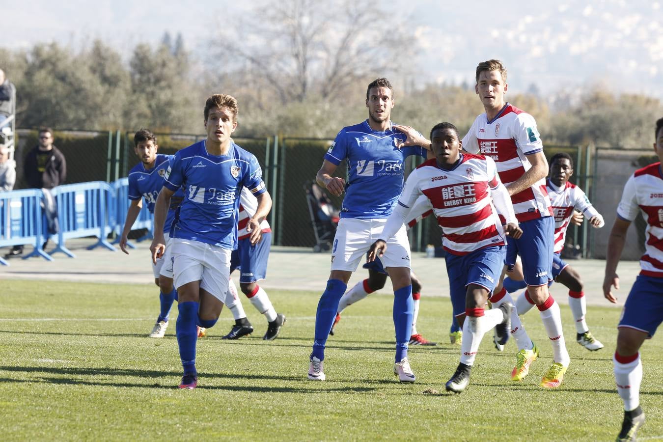 El Granada B exhibe inteligencia y pegada para aniquilar al Linares