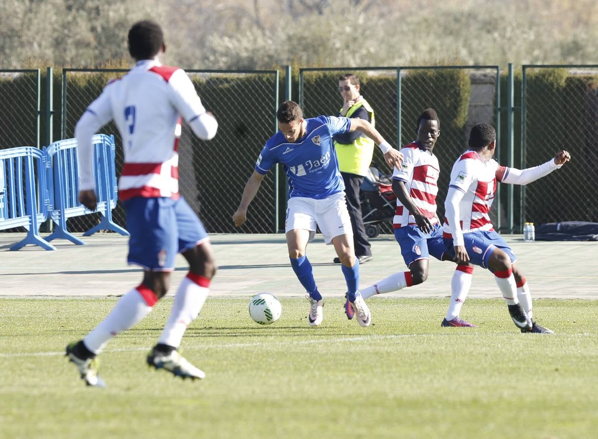 El Granada B exhibe inteligencia y pegada para aniquilar al Linares