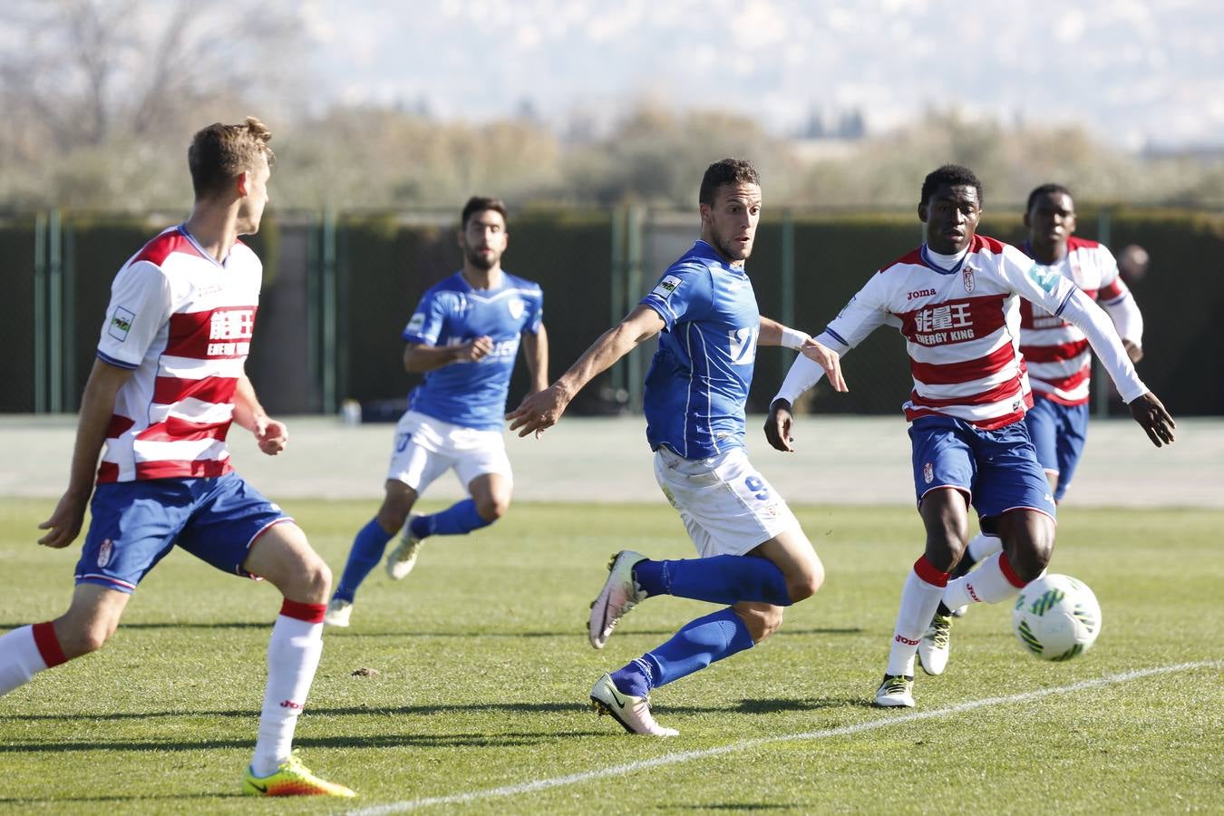 El Granada B exhibe inteligencia y pegada para aniquilar al Linares