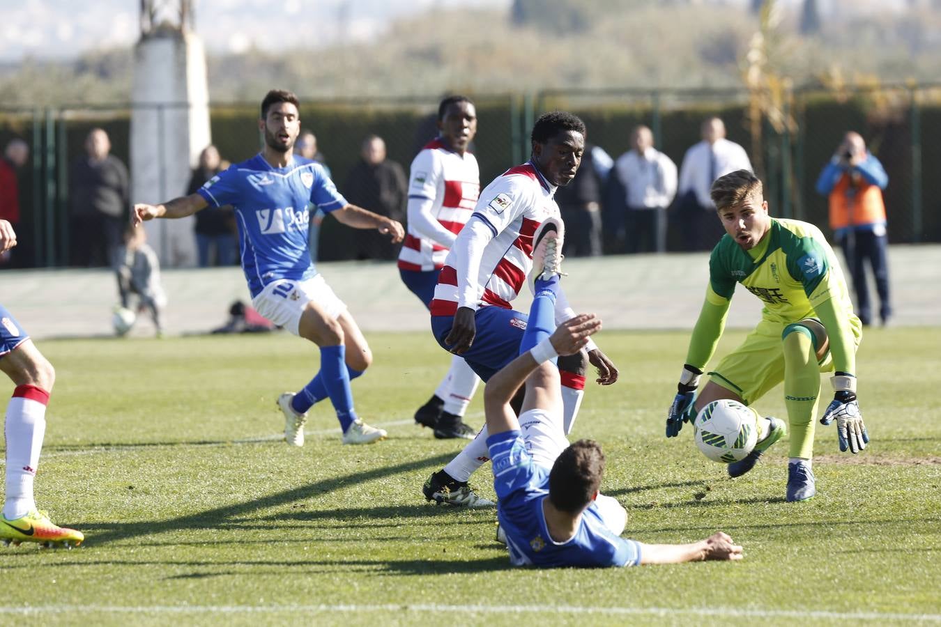 El Granada B exhibe inteligencia y pegada para aniquilar al Linares