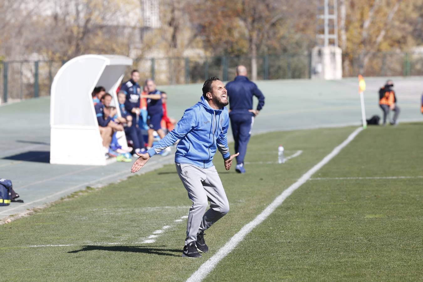 El Granada B exhibe inteligencia y pegada para aniquilar al Linares