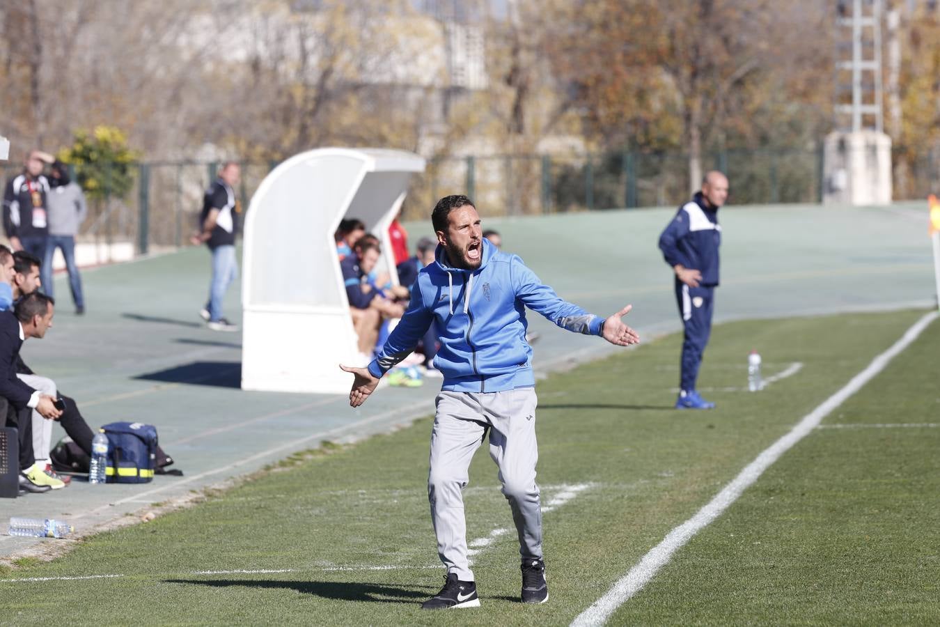 El Granada B exhibe inteligencia y pegada para aniquilar al Linares