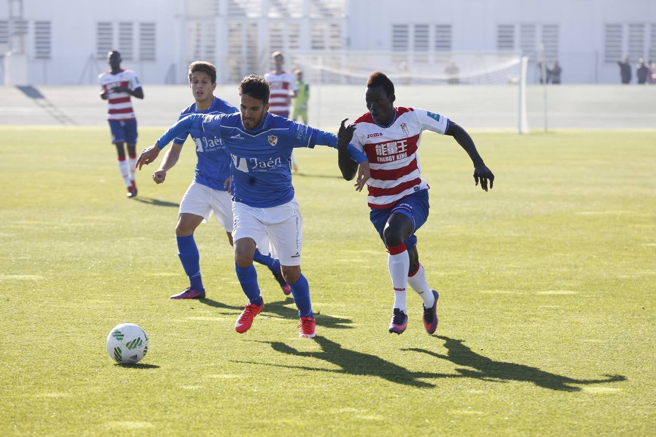 El Granada B exhibe inteligencia y pegada para aniquilar al Linares