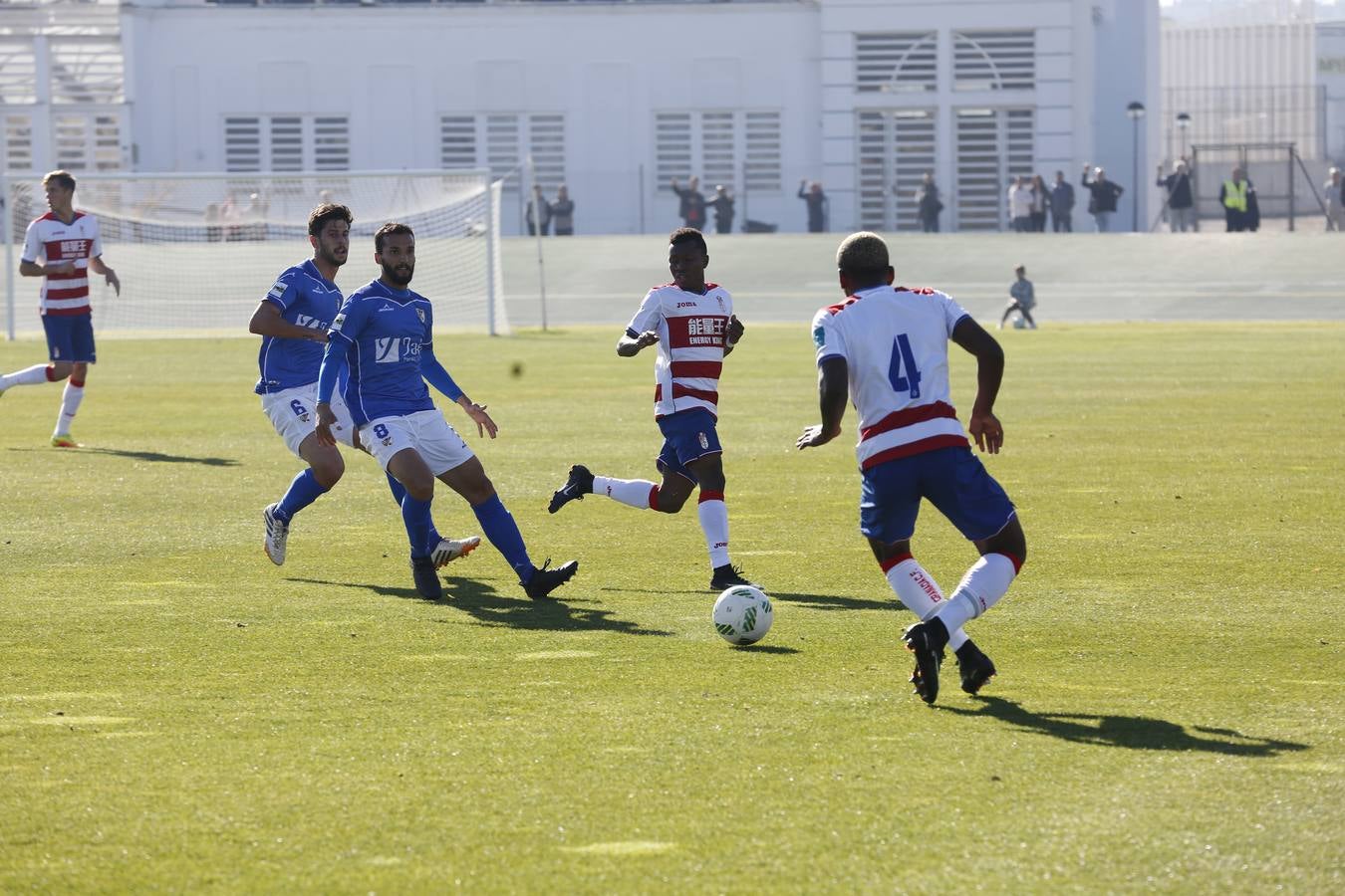 El Granada B exhibe inteligencia y pegada para aniquilar al Linares