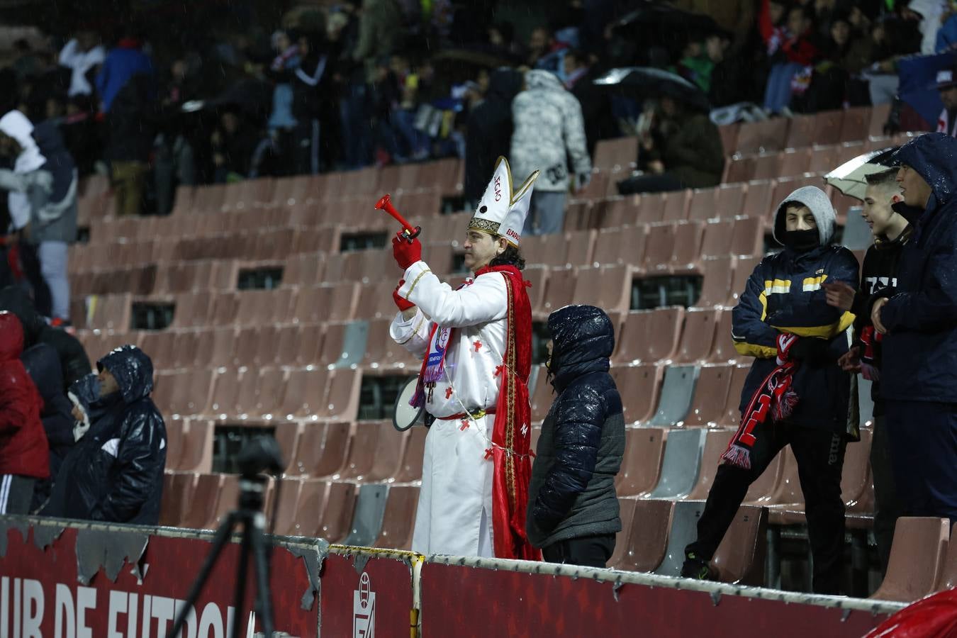 La afición aguantó el chaparrón