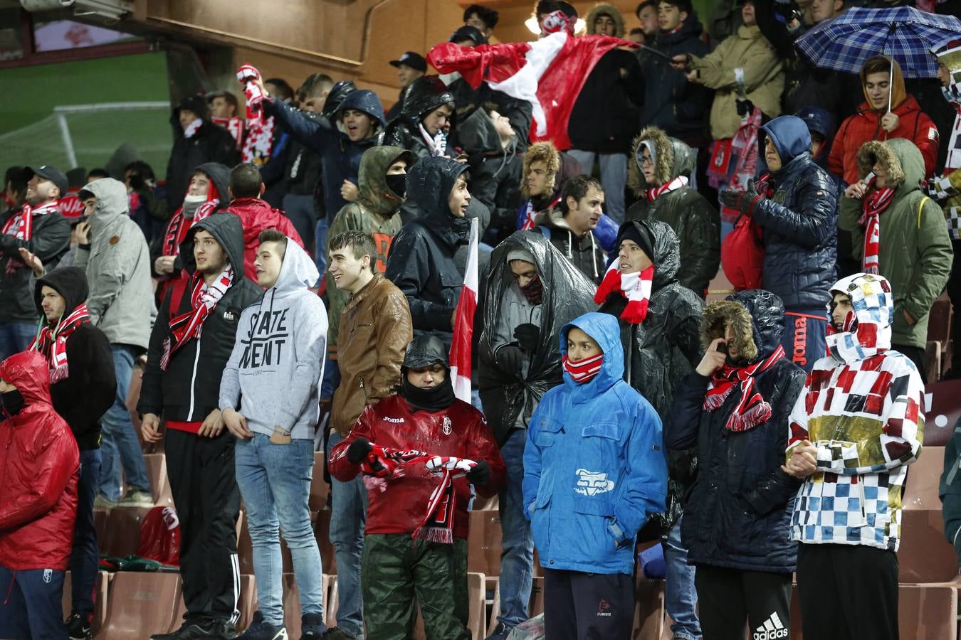 La afición aguantó el chaparrón