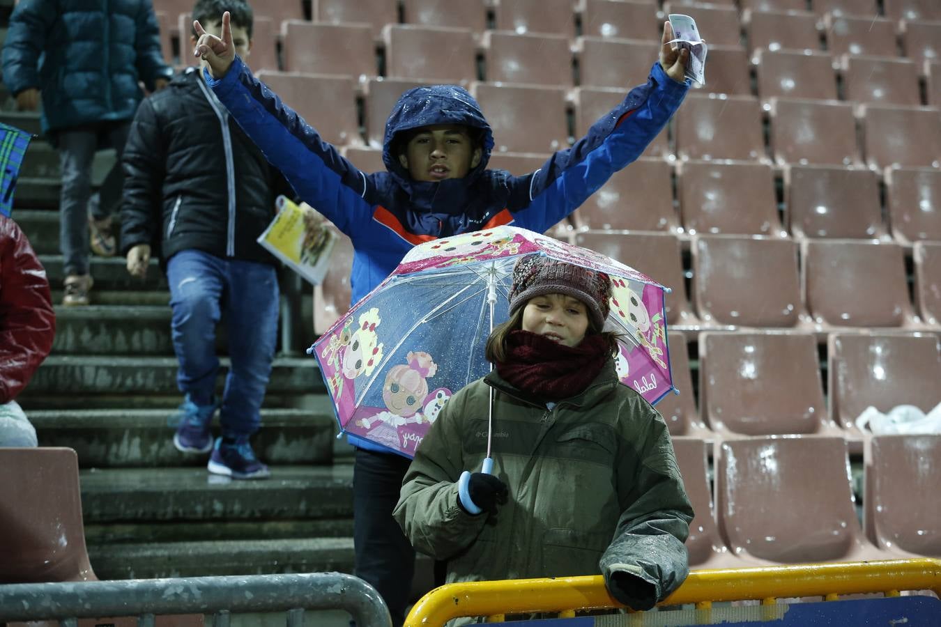 La afición aguantó el chaparrón