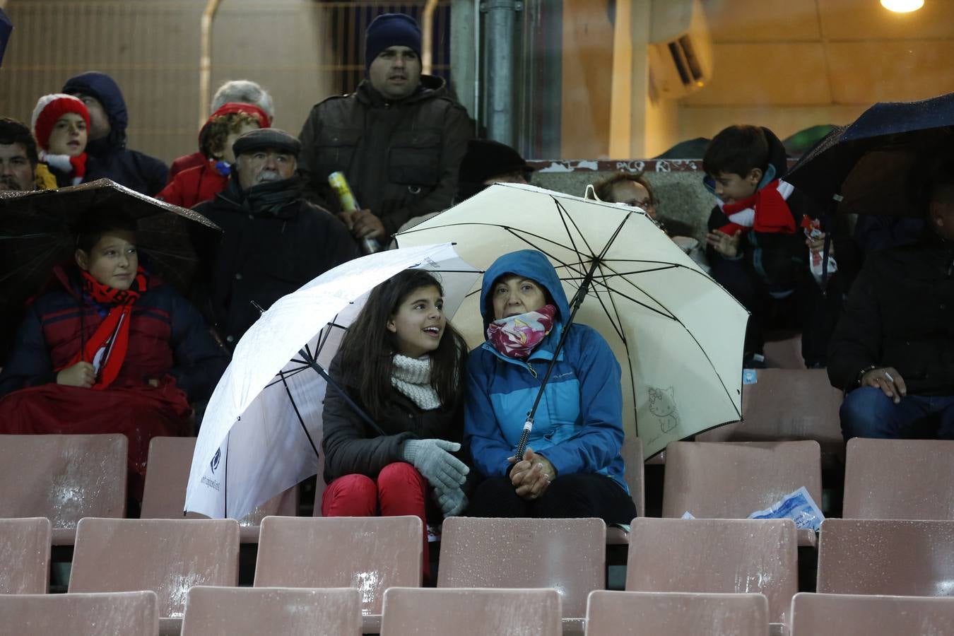 La afición aguantó el chaparrón