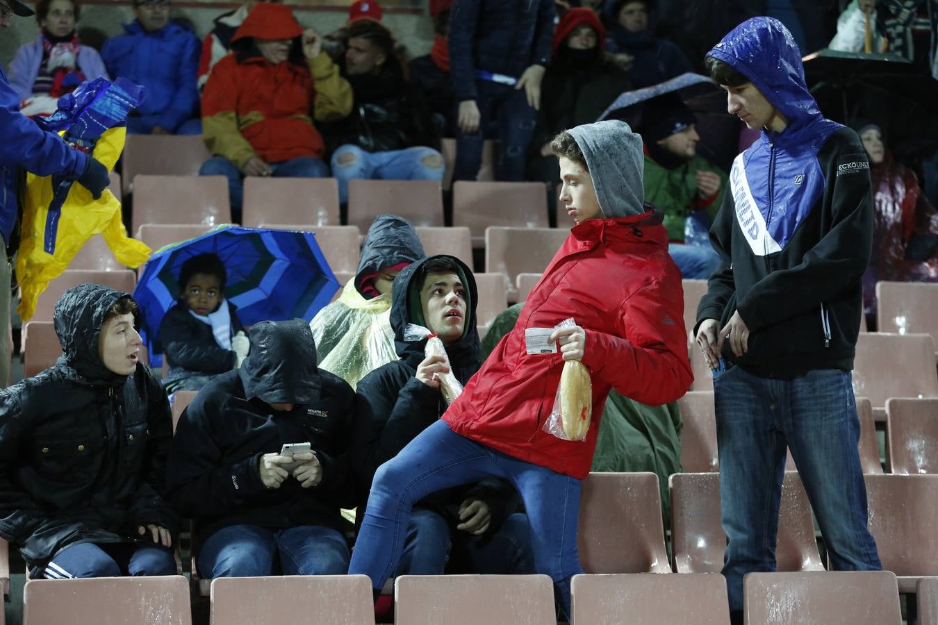 La afición aguantó el chaparrón