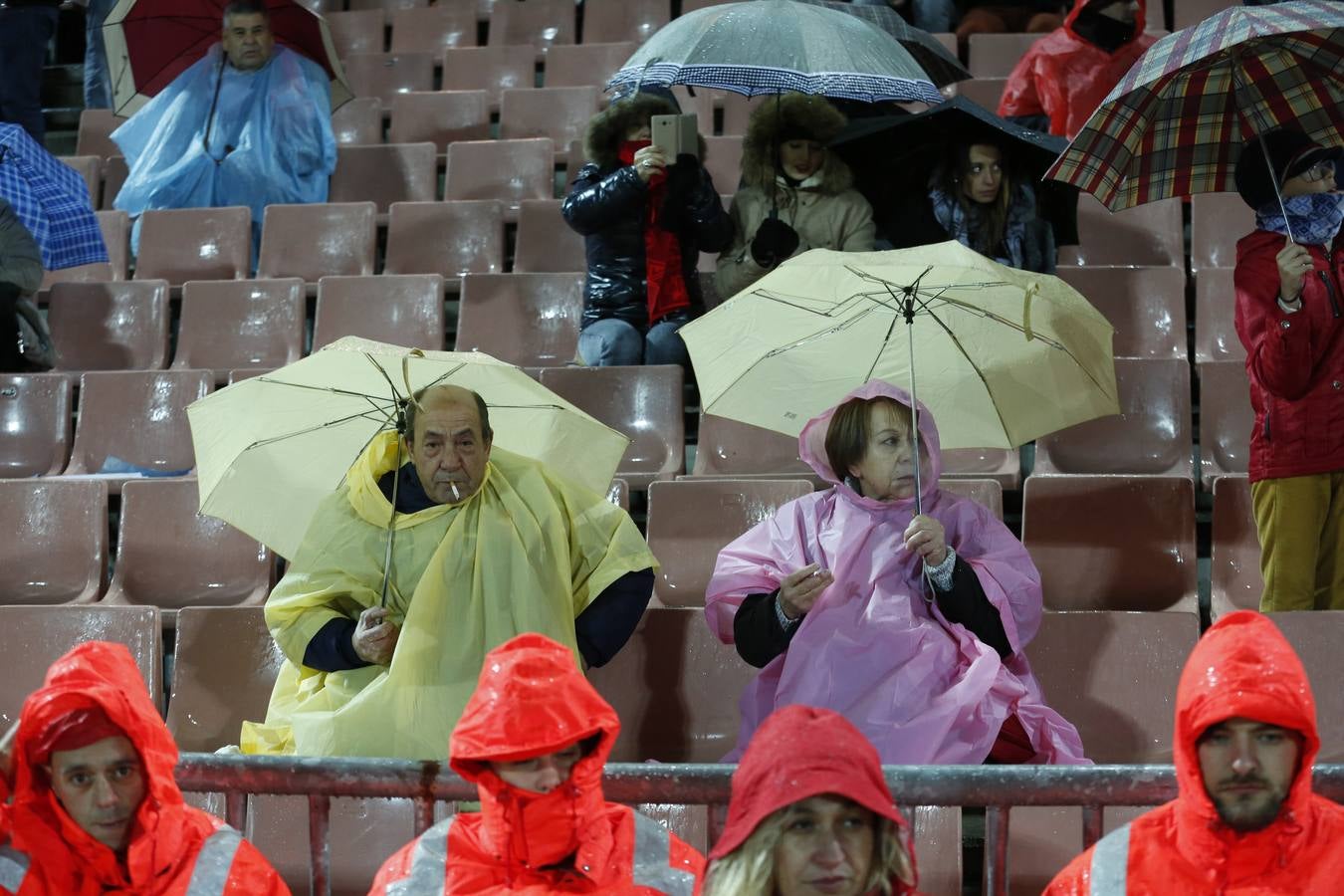 La afición aguantó el chaparrón