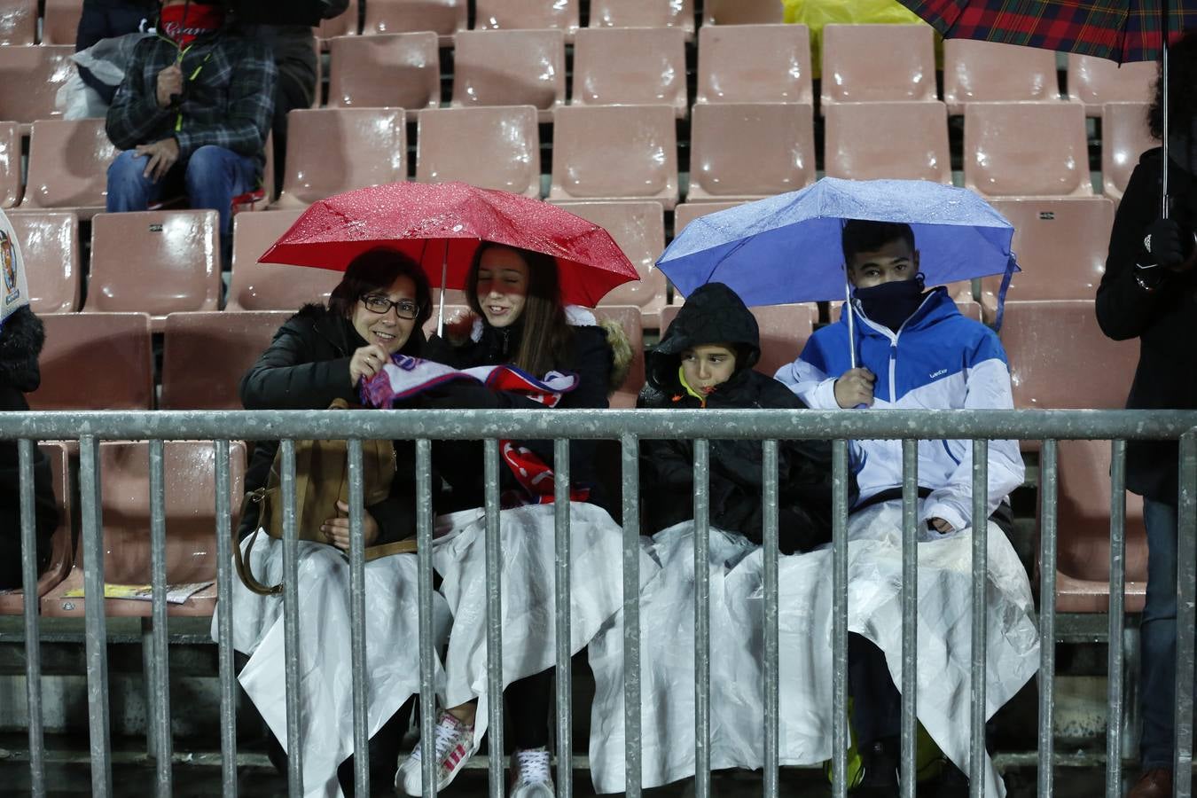 La afición aguantó el chaparrón