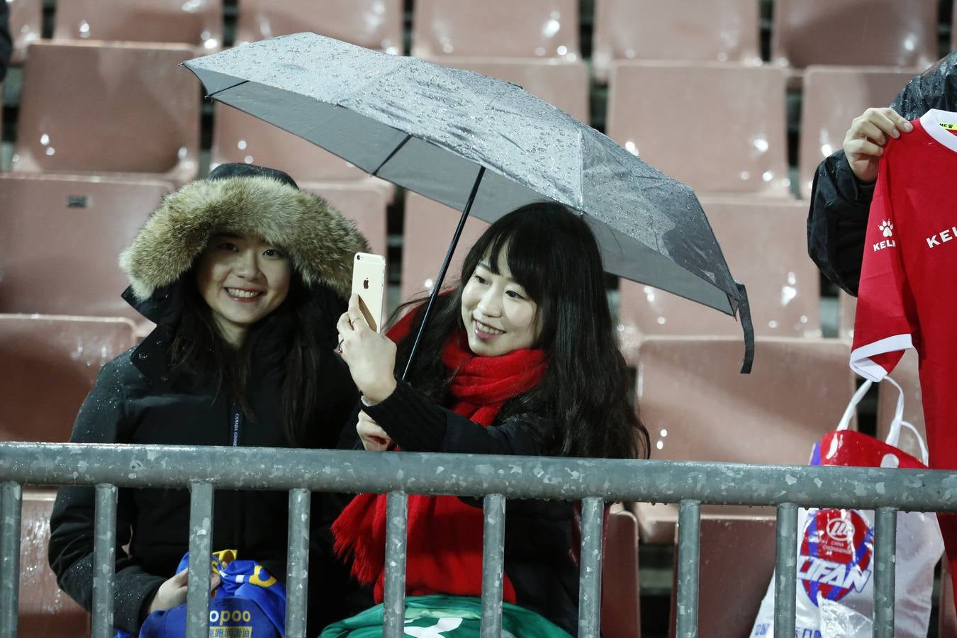 La afición aguantó el chaparrón