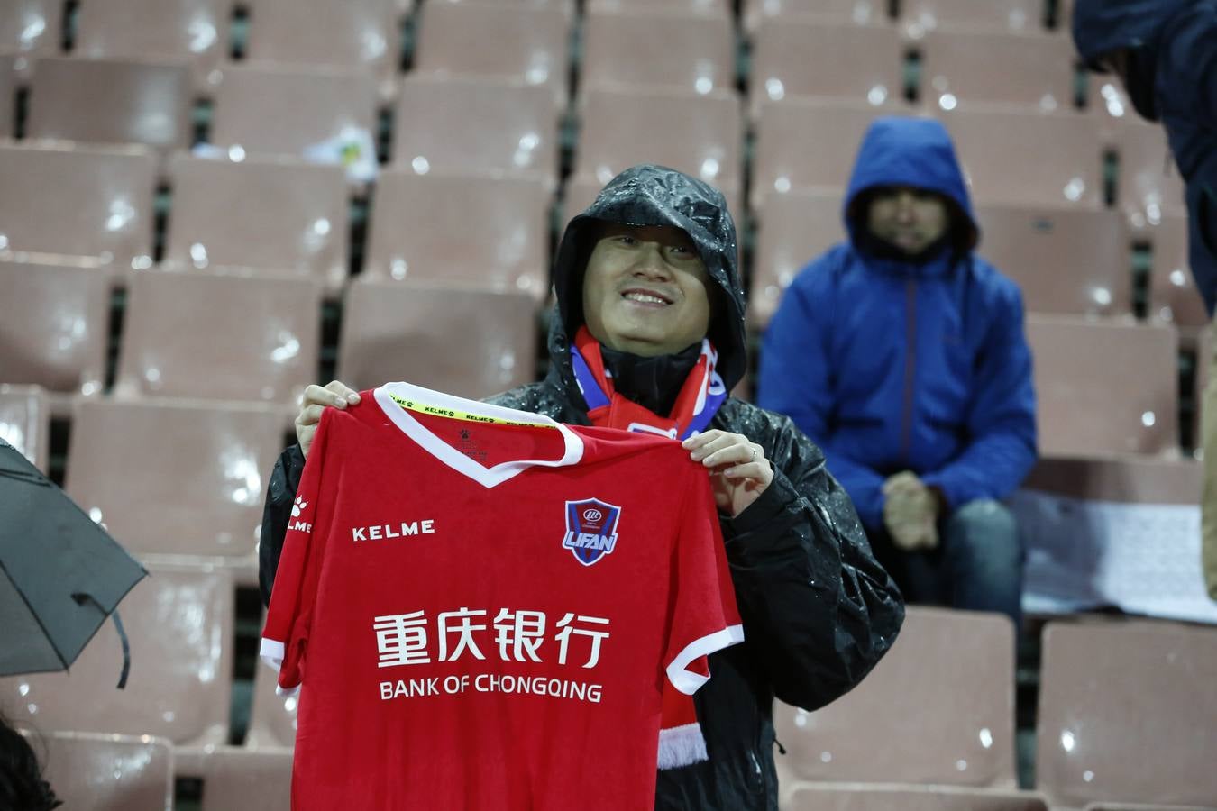 La afición aguantó el chaparrón