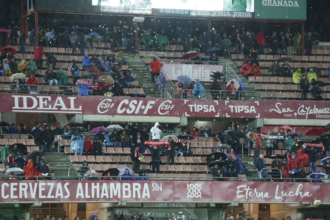 La afición aguantó el chaparrón