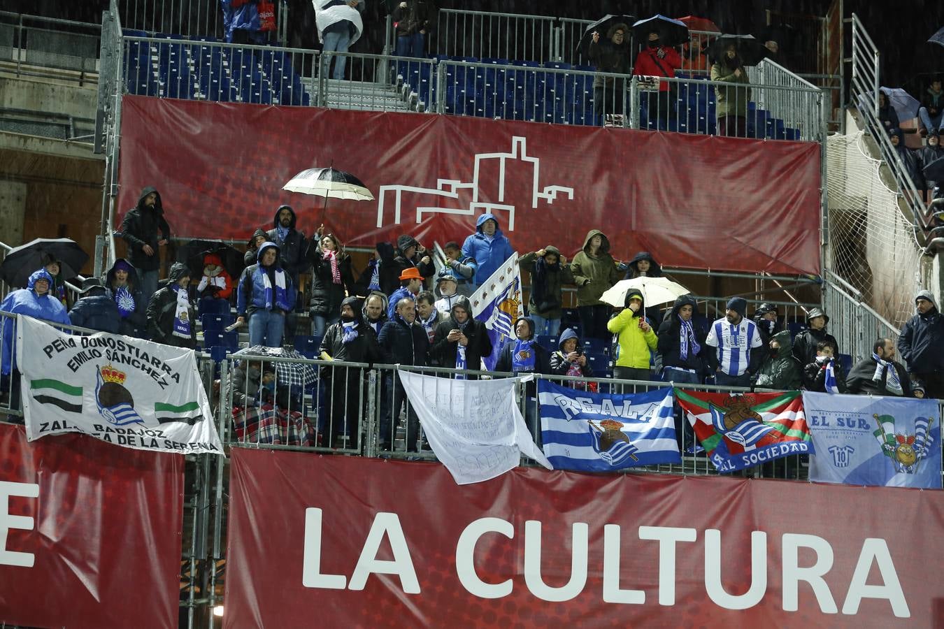 La afición aguantó el chaparrón