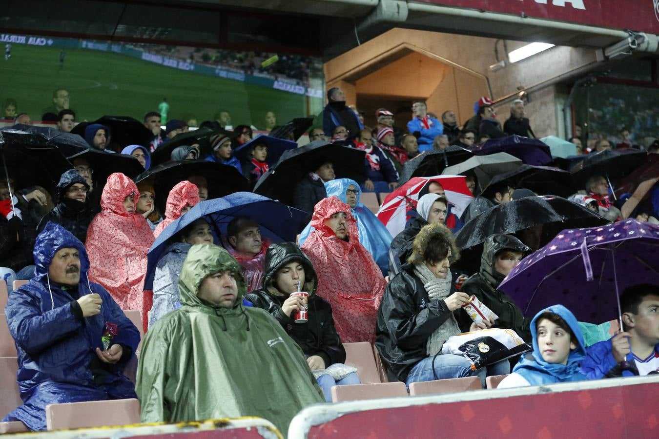 La afición aguantó el chaparrón