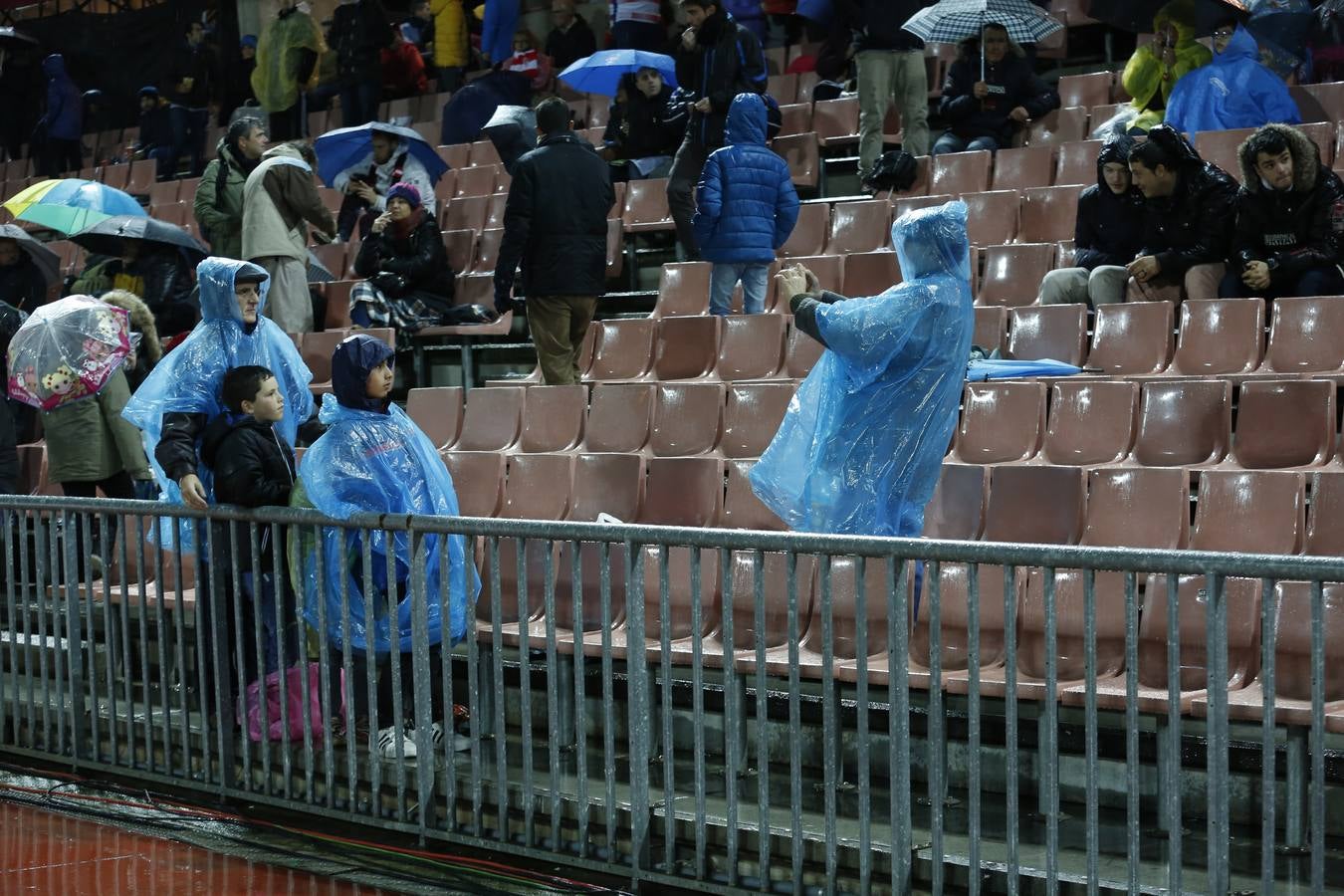 La afición aguantó el chaparrón