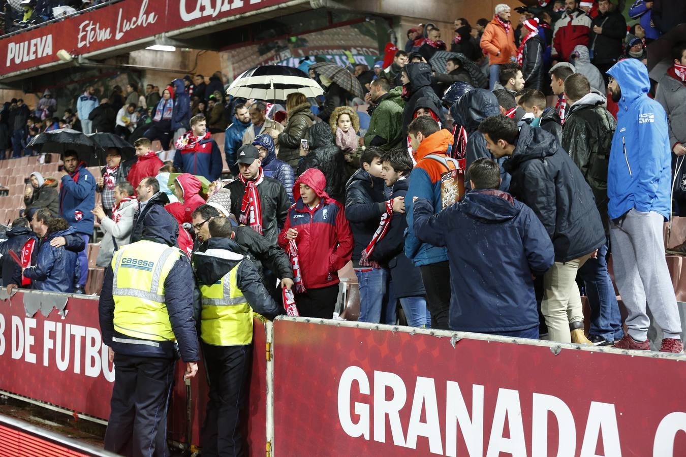 La afición aguantó el chaparrón