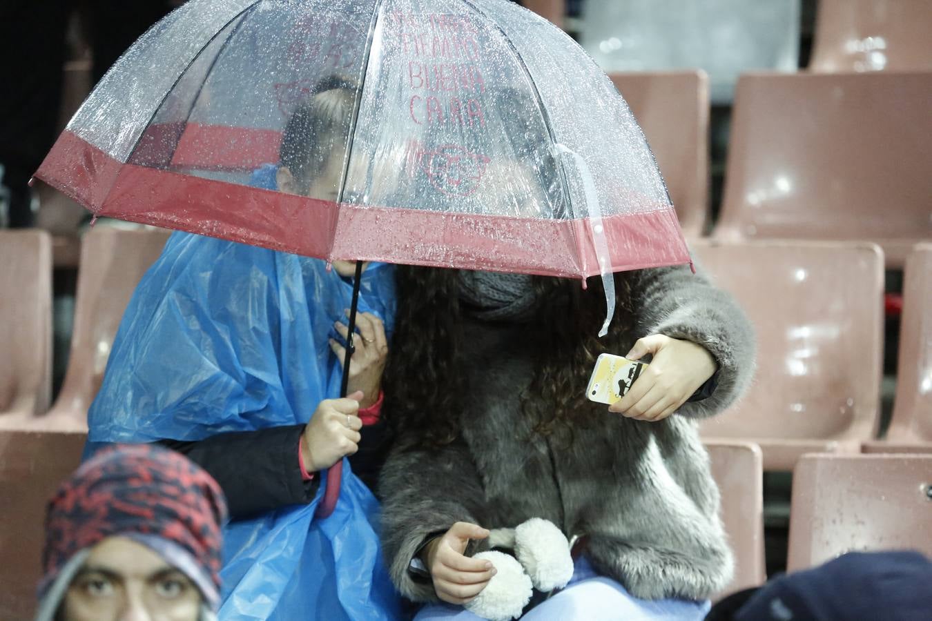 La afición aguantó el chaparrón