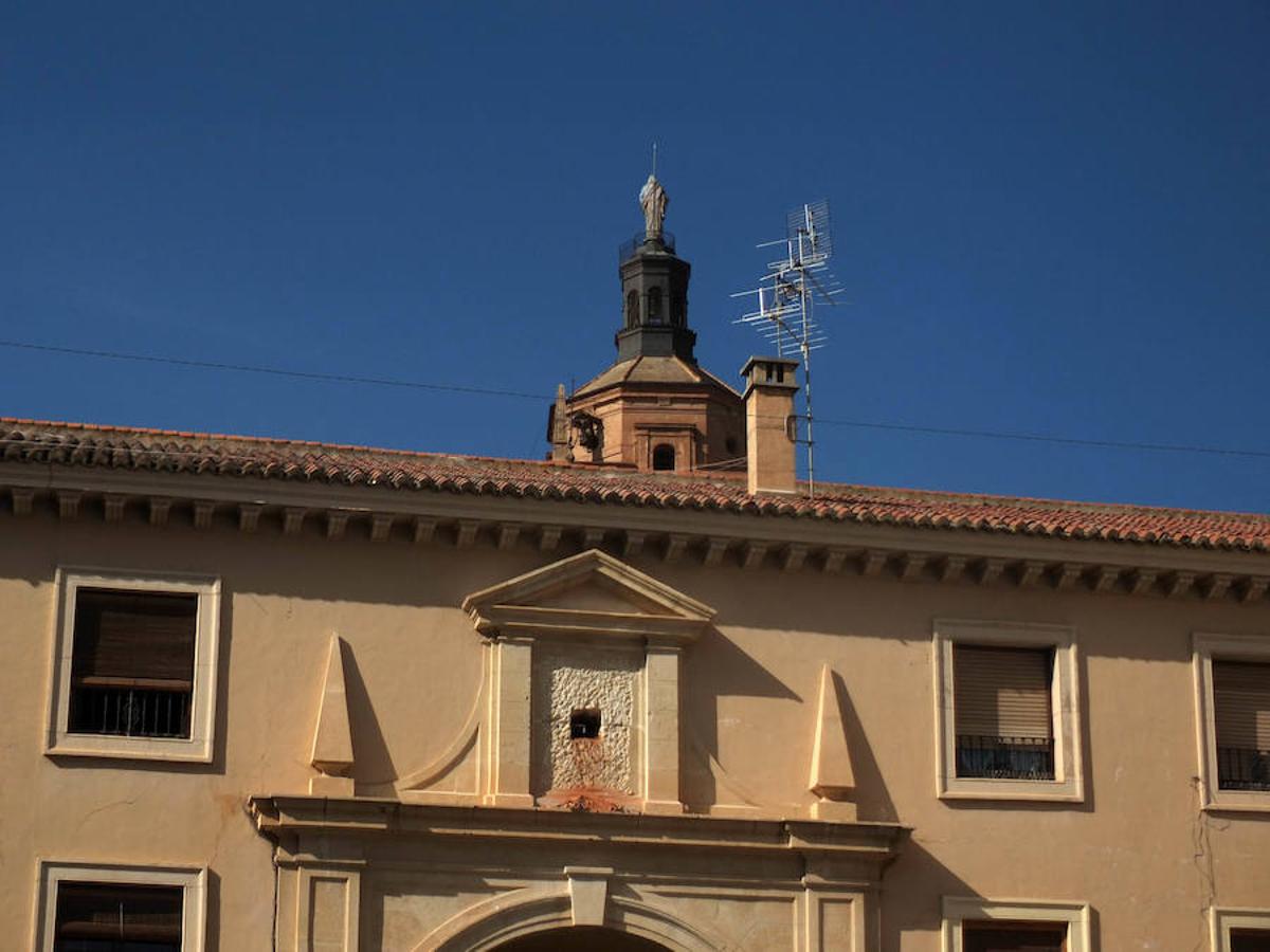 El Ayuntamiento de Guadix procede a la retirada del escudo franquista de la Plaza de las Palomas
