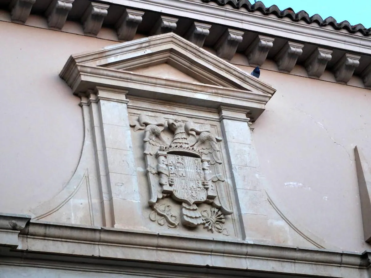 El Ayuntamiento de Guadix procede a la retirada del escudo franquista de la Plaza de las Palomas