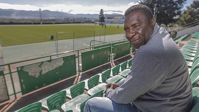 El padre de Brayan Angulo regresa a Granada y acude al entrenamiento en Armilla