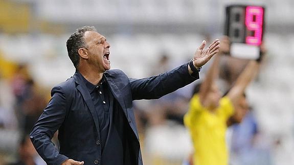 Caparrós no para a pesar de ser un entrenador sin equipo