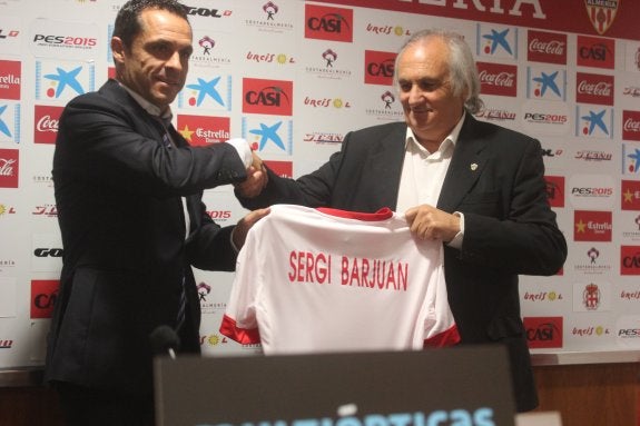 Sergi Barjuan quiere convencer al club y a los jugadores que vengan a la UDA