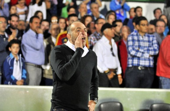 Torres pasa la presión al rival y asegura que el Real Jaén «parte como favorito»