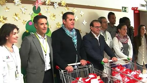 El Granada reparte regalos a los niños ingresados en el Hospital Materno Infantil