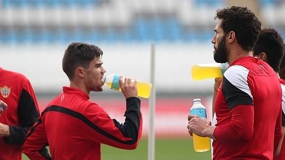 Cuéllar vuelve a la lista y al once de la UD Almería