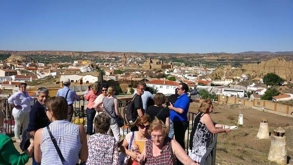 Agentes turísticos alemanes conocen el barrio de las cuevas de Guadix