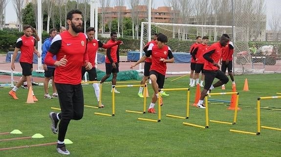El Almería se presenta en Huesca con novedades