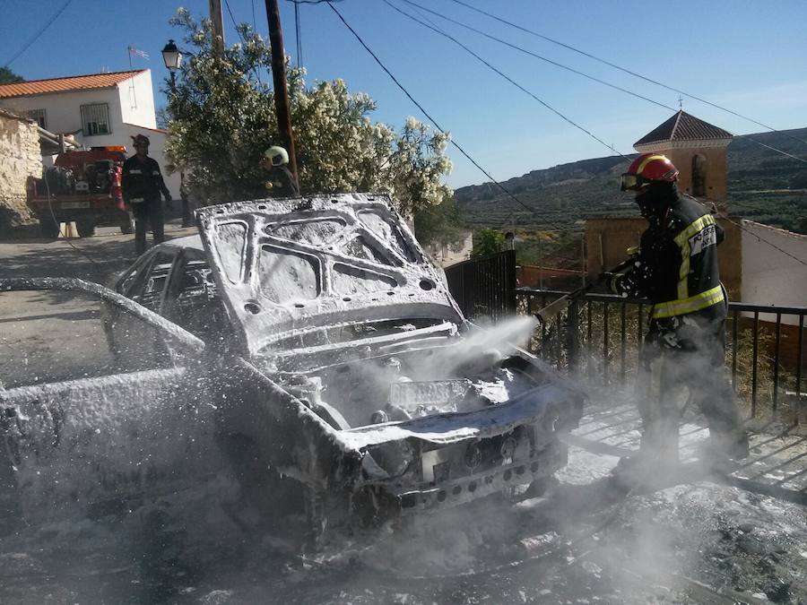 Los Bomberos de Guadix intervienen en un nuevo incendio en Jérez y sofocan las llamas en un vehículo en Beas de Guadix
