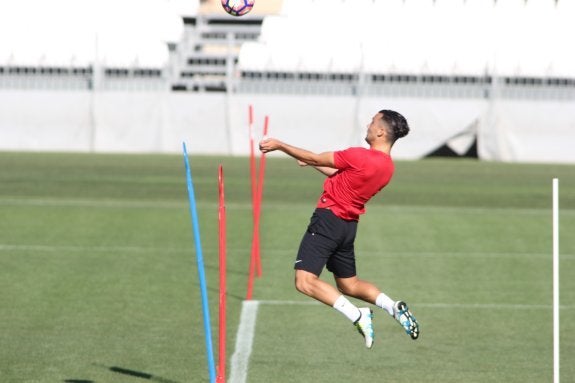El Almería le echa más leña al fuego