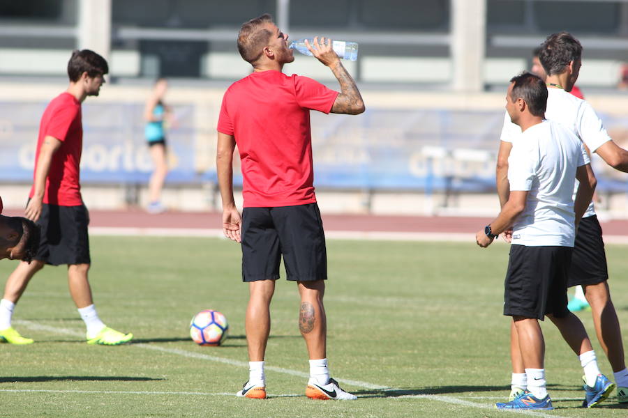 Morcillo por Quintanilla, la única novedad en el Almería