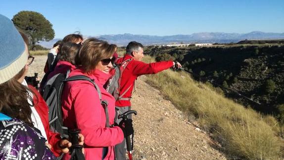 Las mujeres participantes en el programa de Senderismo recorren Los Balcones y su entorno
