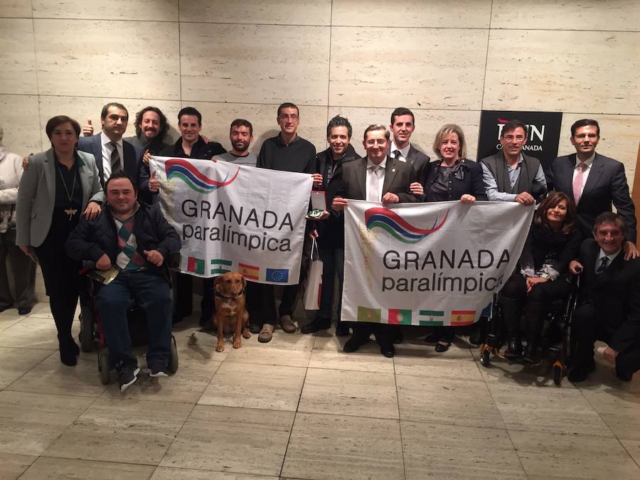 La alcaldesa acompaña a los accitanos premiados con los Honores y Distinciones 2016 en la gala celebrada en Granada