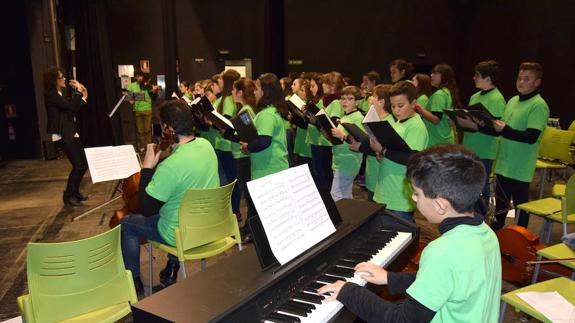 Más de 300 lojeños colaboran con sus alimentos en el III Concierto '1 kilo de música por Navidad'